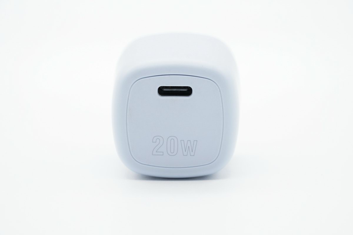 華科生推出20W迷你充，小巧便攜，適配iPhone系列使用-充電頭網(wǎng)
