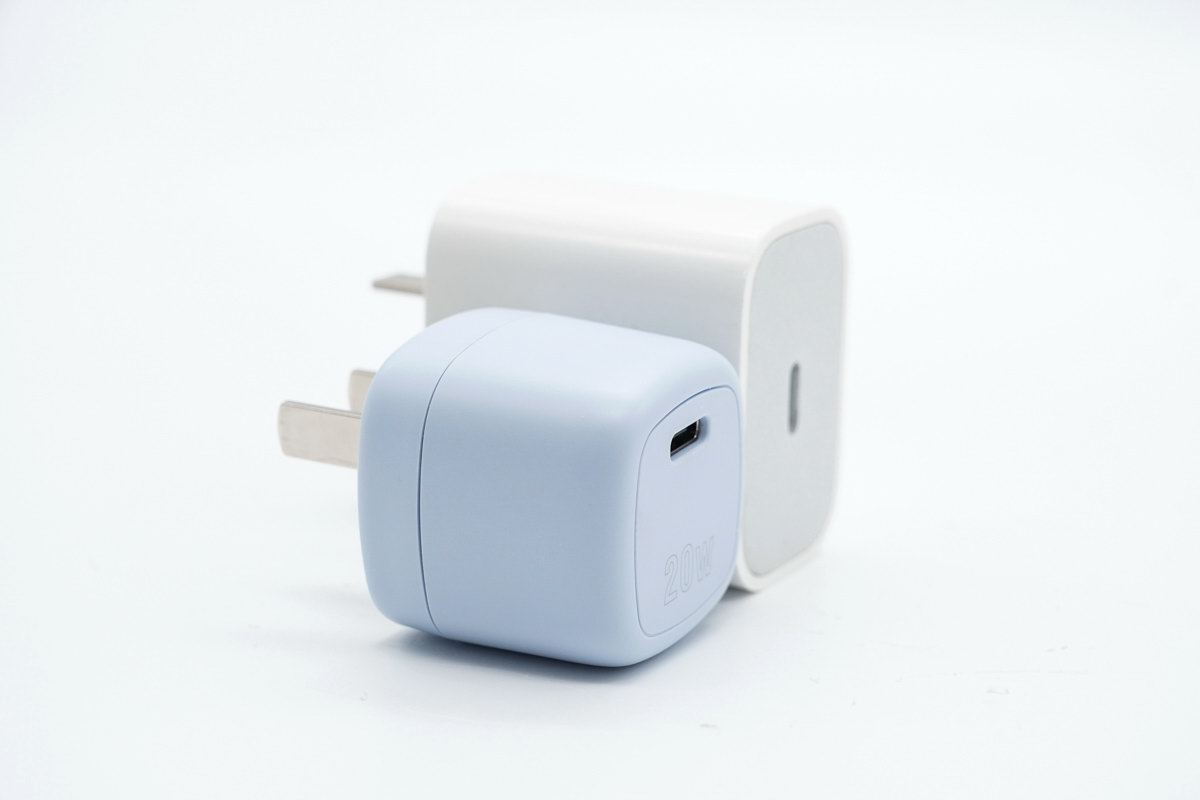 華科生推出20W迷你充，小巧便攜，適配iPhone系列使用-充電頭網(wǎng)