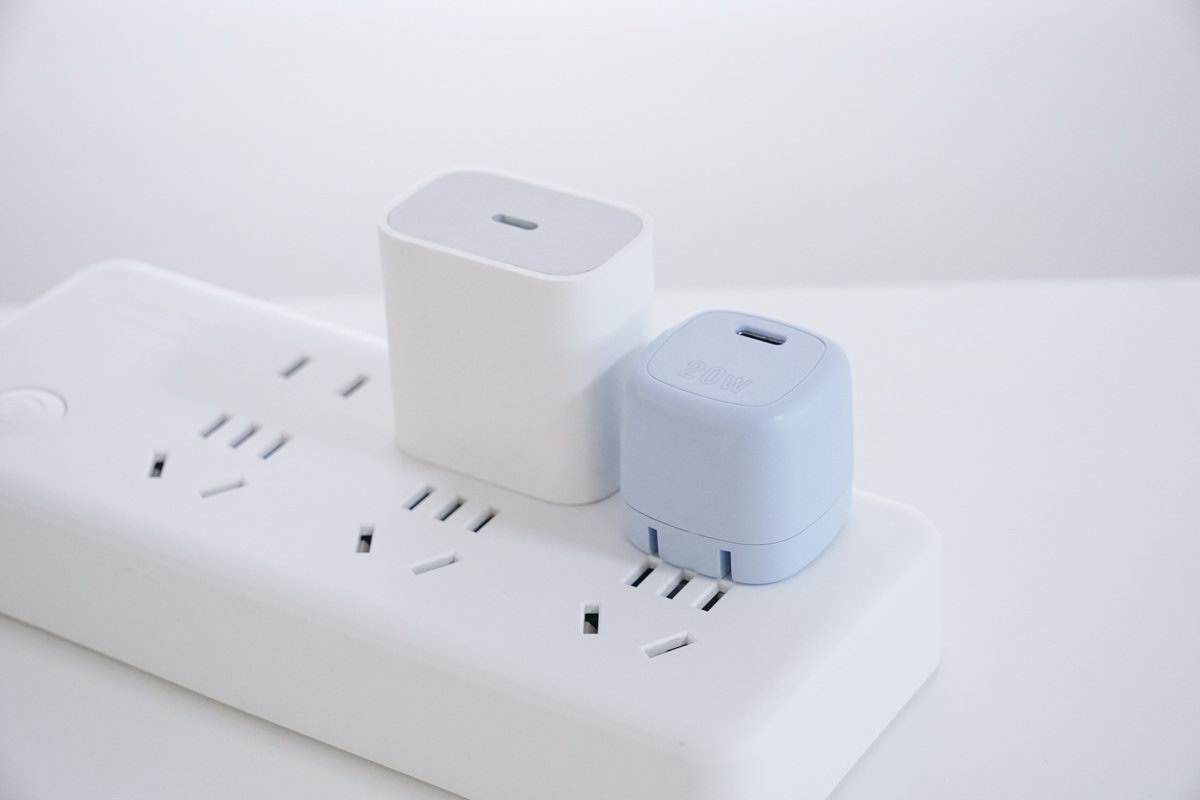 華科生推出20W迷你充，小巧便攜，適配iPhone系列使用-充電頭網(wǎng)