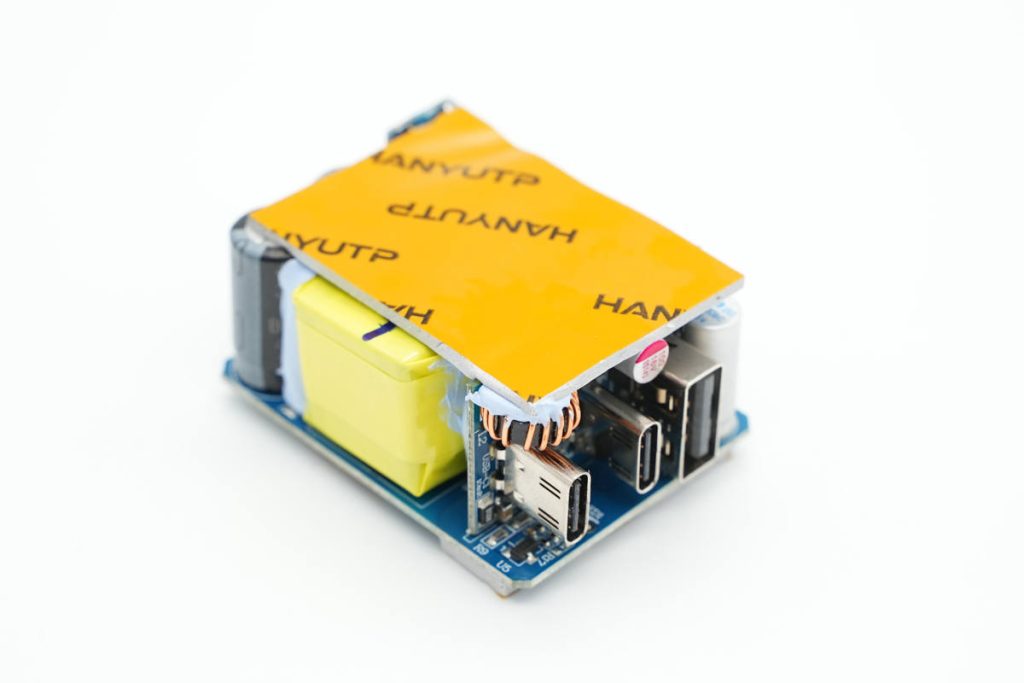 拆解報告：HKS華科生65W 2C1A快充充電器-充電頭網(wǎng)
