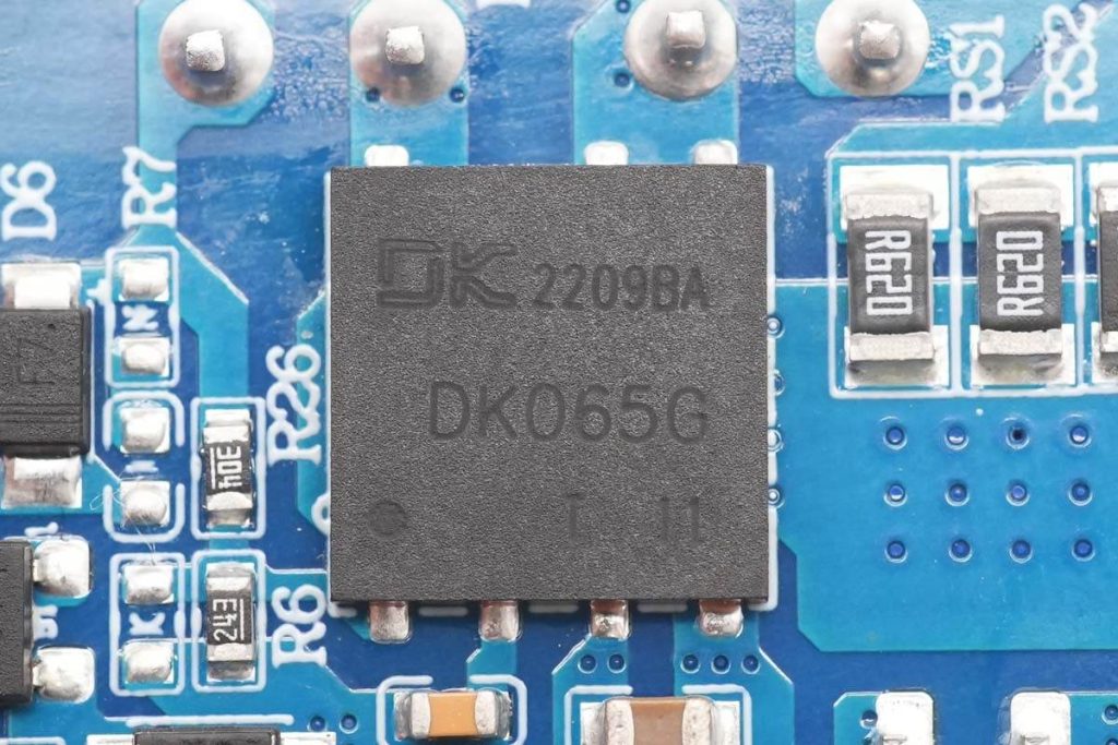 拆解報告：HKS華科生65W 2C1A快充充電器-充電頭網(wǎng)