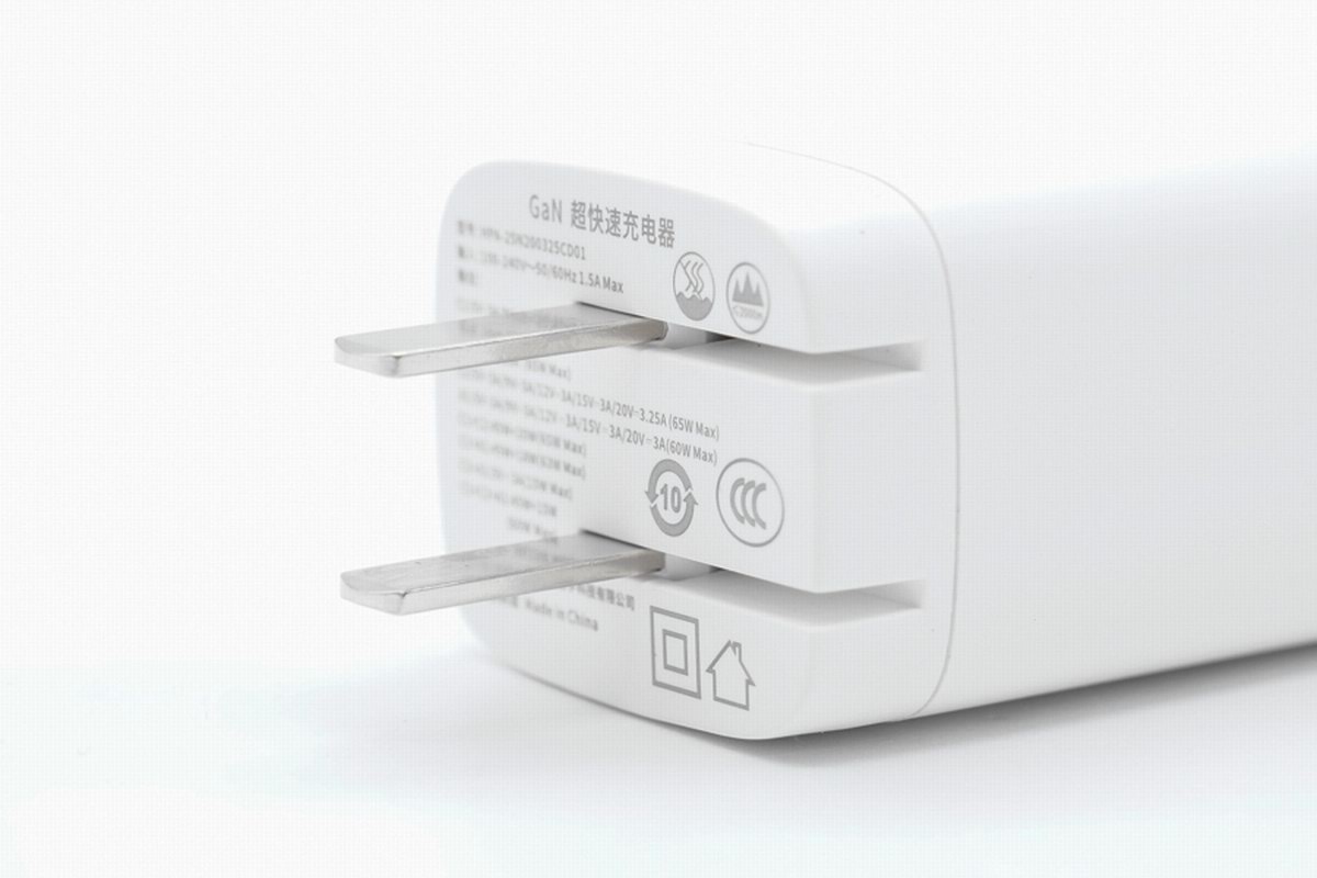 華科生推出65W 2C1A氮化鎵充電器，條形柱狀高功率密度-充電頭網(wǎng)