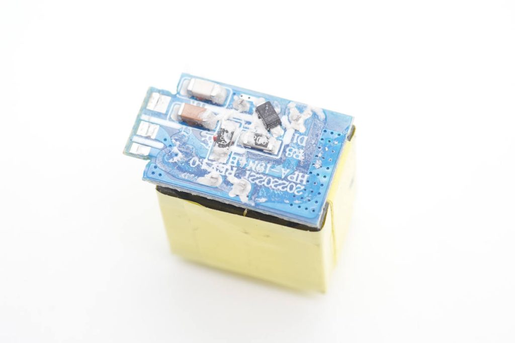 拆解報告：HKS華科生30W 1A1C氮化鎵充電器-充電頭網(wǎng)
