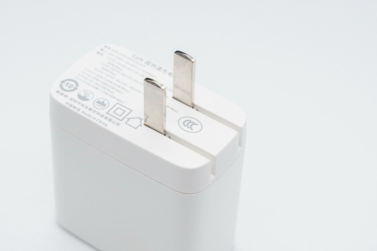 華科生發(fā)布65W三口充電器，氮化鎵方案支持多設(shè)備同時(shí)充電-充電頭網(wǎng)